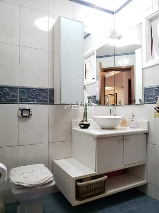 Banheiro com revestimento cerâmico nas paredes