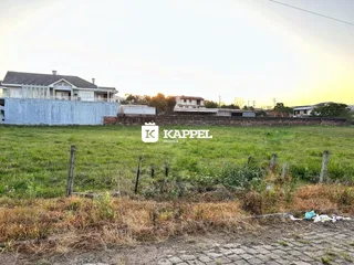 Foto da fachada de uma residência em Lajeado, Brasil, com um campo gramado à frente.