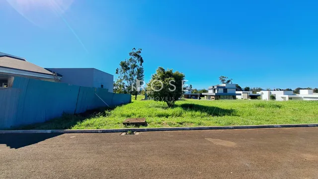Vista externa do terreno com gramado e cerca em Lajeado, Brasil.