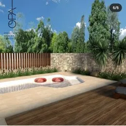 Deck de madeira externa com parede de pedra e vegetação.
