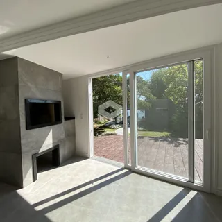 Sala de estar com grande abertura para o exterior.