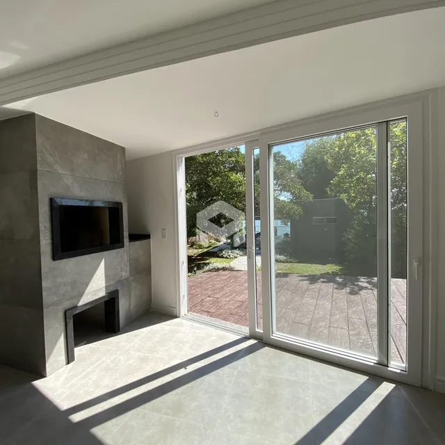 Sala de estar com grande abertura para o exterior.