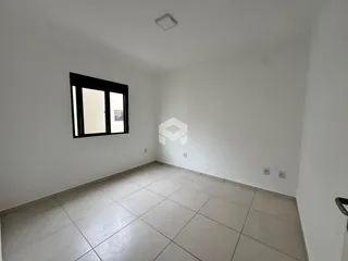 Foto de um ambiente interno com piso de cerâmica e janela.