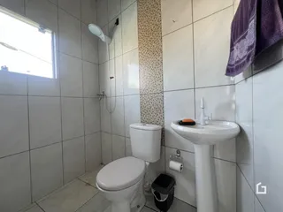 Um banheiro com revestimento cerâmico nas paredes e piso.