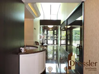 Hall com piso brilhante e bancada de mármore visível no interior da propriedade.