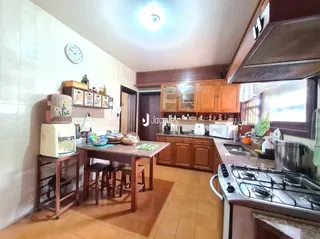 Sala de estar com móveis de madeira e decoração rústica.
