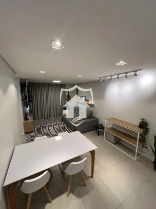 Sala de estar com mesa branca e decoração moderna.