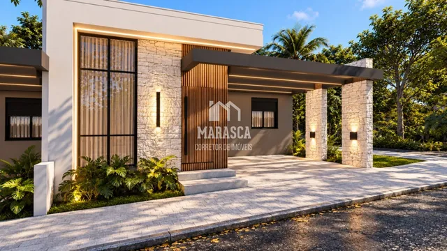 Fachada moderna de uma residência com revestimento de pedra e detalhes em madeira.