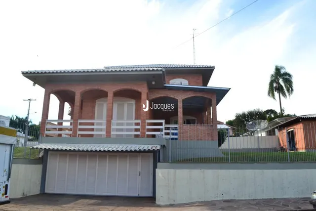 Fachada de uma residência com telhado de telhas e garagem.