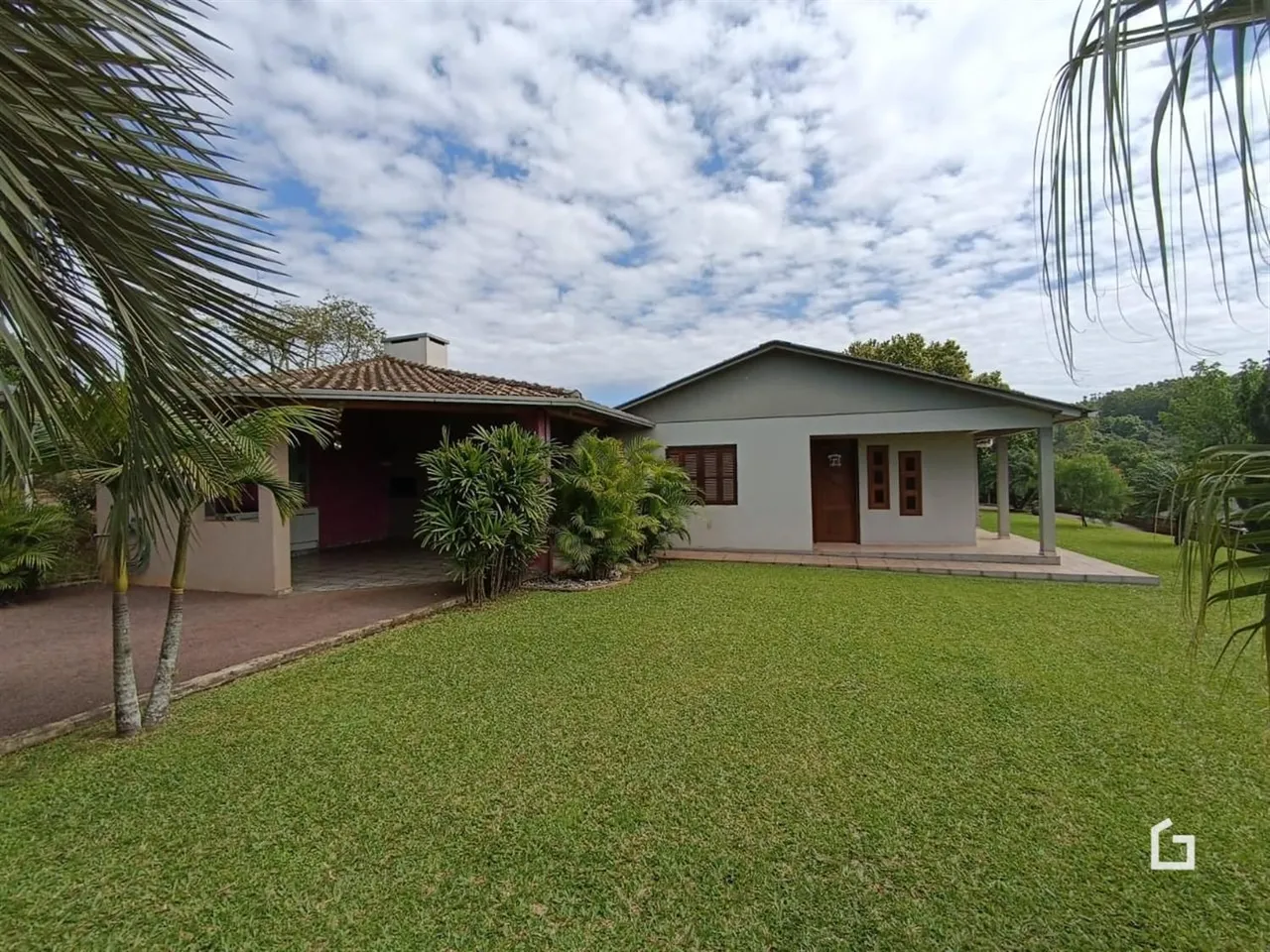 Fachada de uma casa em Lajeado, Brasil, com jardim gramado.