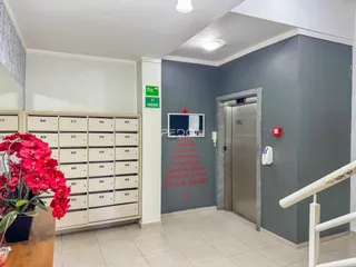 Hall de entrada com armário e parede decorada em um imóvel no Brasil.