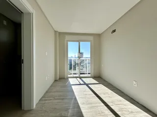Interior de um ambiente com piso de madeira e vista para a cidade.