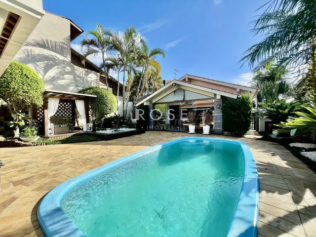 Vista externa de uma piscina e jardim em uma propriedade em Lajeado, Brasil.
