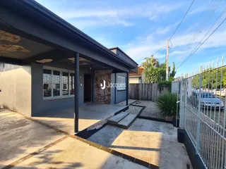 Fachada de uma residência em Lajeado, Brasil, com muro e cerca.