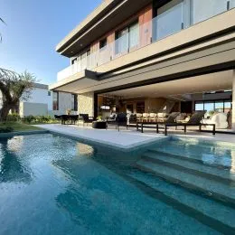 Foto da piscina externa de uma residência em Lajeado, Brasil.