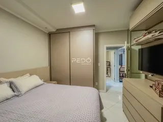 Foto de um quarto com cama e armários em um imóvel.