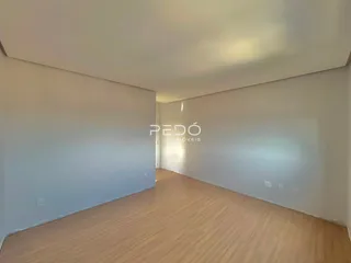 Hall de entrada longo com piso de madeira clara.