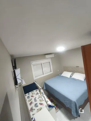 Quarto interno com cama e janela em um imóvel.