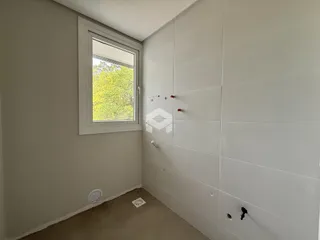Vista de um canto de cômodo com uma janela em uma residência.