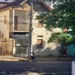 Fachada de uma residência em Lajeado, Brasil, com detalhes arquitetônicos visíveis.