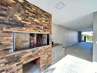 Parede de lareira de pedra com revestimento rústico em uma residência.