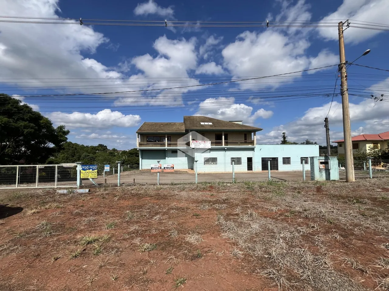 Vista externa de uma residência em Lajeado, Brasil, com terreno aberto na frente.