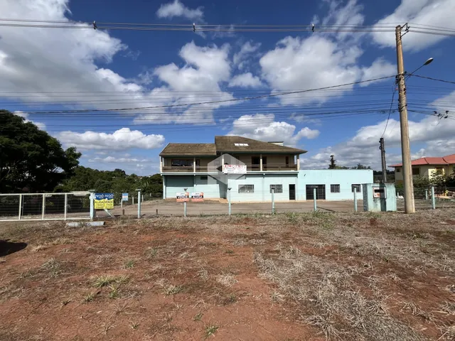 Vista externa de uma residência em Lajeado, Brasil, com terreno aberto na frente.