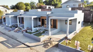 Fachada de uma casa moderna em construção em Lajeado, Brasil.