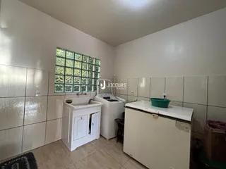 Foto de uma cozinha com revestimento branco e janela decorativa.