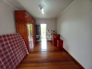Hall de entrada com piso de madeira e armários embutidos.