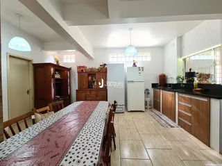 Quarto com cama e armário de madeira no imóvel.