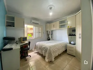 Quarto com armários e cama em um apartamento no Brasil.