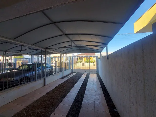 Área externa coberta com piso de ladrilhos.