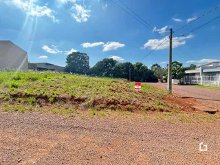 Paisagem de terra e vegetação ao longo de uma estrada em Lajeado.