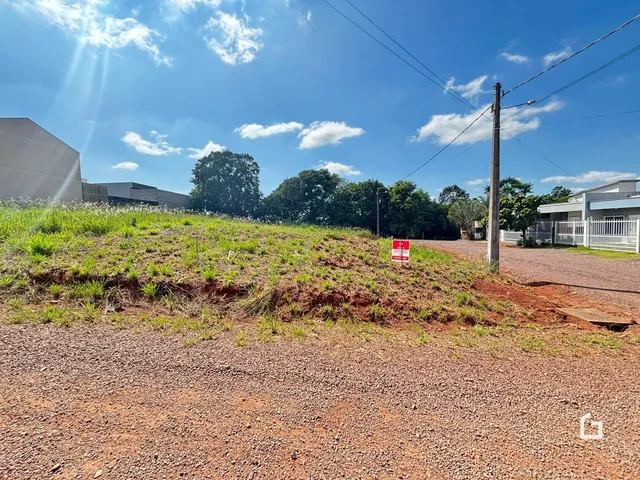 Paisagem de terra e vegetação ao longo de uma estrada em Lajeado.