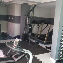 Foto interna mostrando equipamentos de ginástica em um ambiente fechado.