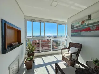 Sala de estar com vista para a paisagem urbana de Lajeado.