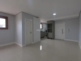 Foto de um ambiente interno com paredes cinzas e piso claro.
