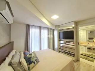 Quarto com cama e espelho em ambiente interno.