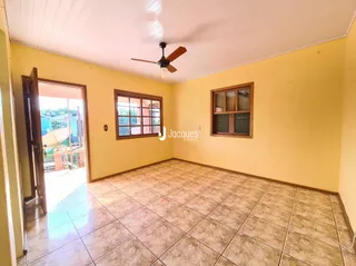 Sala interna com piso de cerâmica e molduras de madeira.