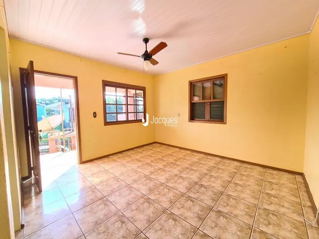 Sala interna com piso de cerâmica e molduras de madeira.