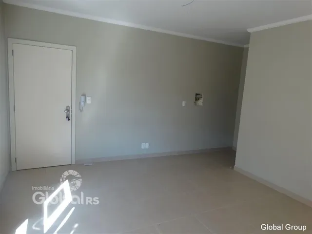 Ambiente interno de uma sala vazia com paredes cinzas e piso claro.