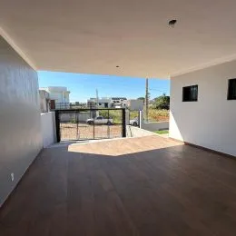 Hall de entrada com piso de madeira e teto branco.