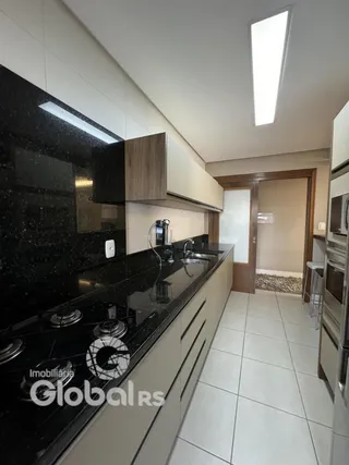 Foto da cozinha de um imóvel em Lajeado, Brasil, mostrando armários e bancadas escuras.
