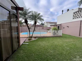 Vista externa mostrando uma piscina e gramado em uma propriedade em Lajeado.