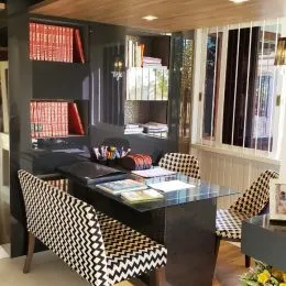 Foto de uma sala de estar com decoração escura e móveis.