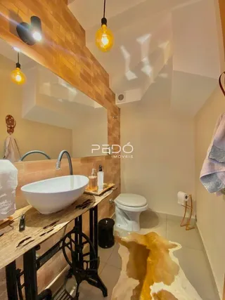 Foto de um banheiro com piso claro e louças brancas.