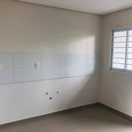Foto de um cômodo interno com paredes brancas e armários embutidos.