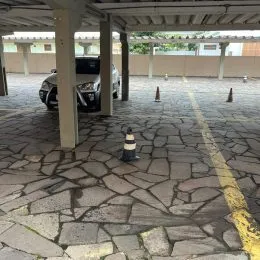 Vista de uma área externa pavimentada com lajes no imóvel.