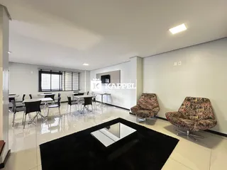 Sala de jantar com mesa e cadeiras em um ambiente claro.